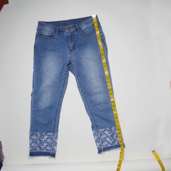 Embroidered Cut Off Jeans - Picture 4 of 8